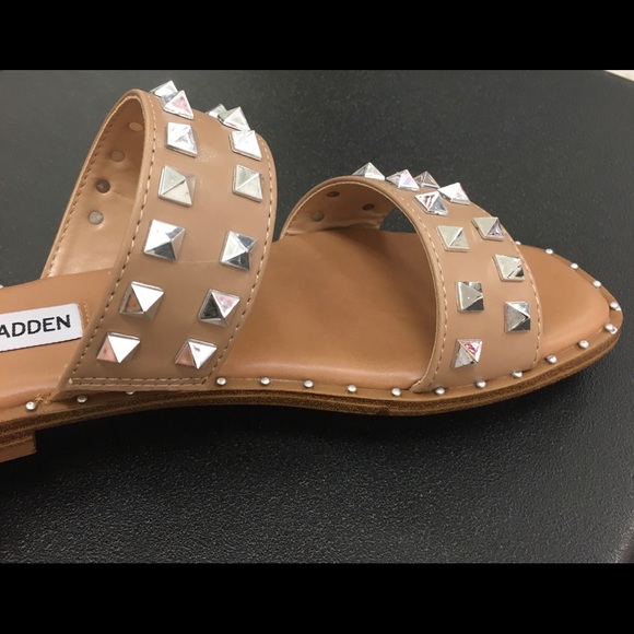 🤎Steve Maddens Nude Studded Slip on shoes 🤎 - Picture 3 of 9